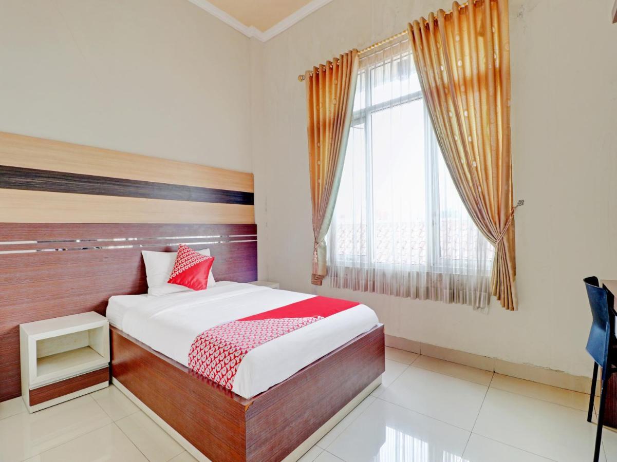 Oyo 90347 Hotel Srikandi Syariah ตาซิกมาลายา ภายนอก รูปภาพ